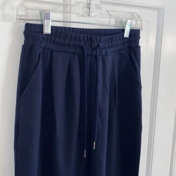🔥3/$20🔥 Navy blue capri sweatpants size XS/S - Picture 5 of 9